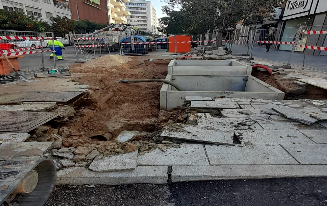 Aqualia trabaja en reparar una avería en la avenida Enrique Segura Otaño (Badajoz)