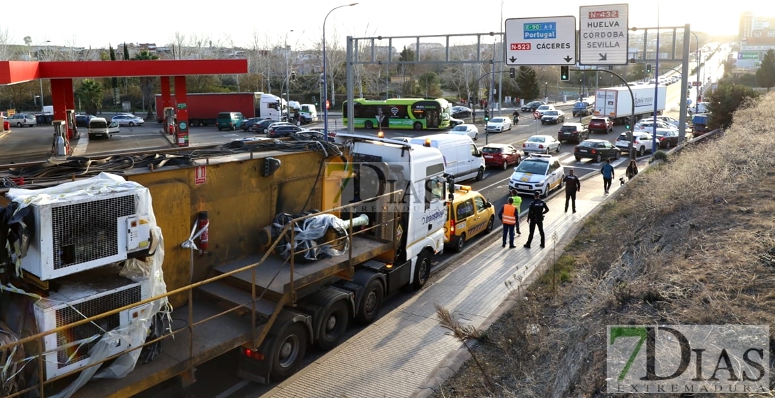 Dos transportes especiales quedan atascados en medio de Badajoz