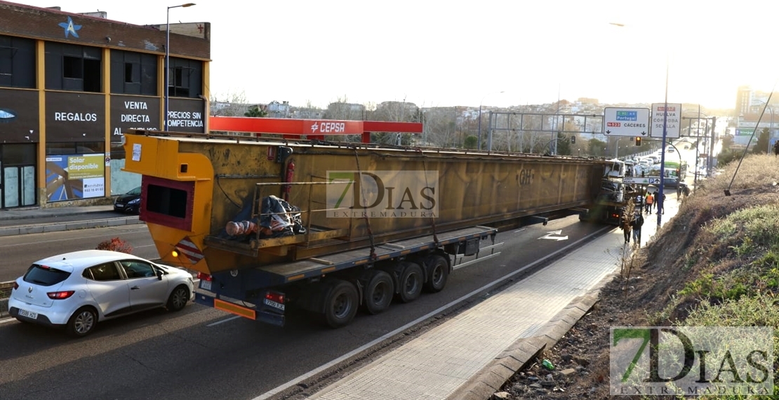 Dos transportes especiales quedan atascados en medio de Badajoz