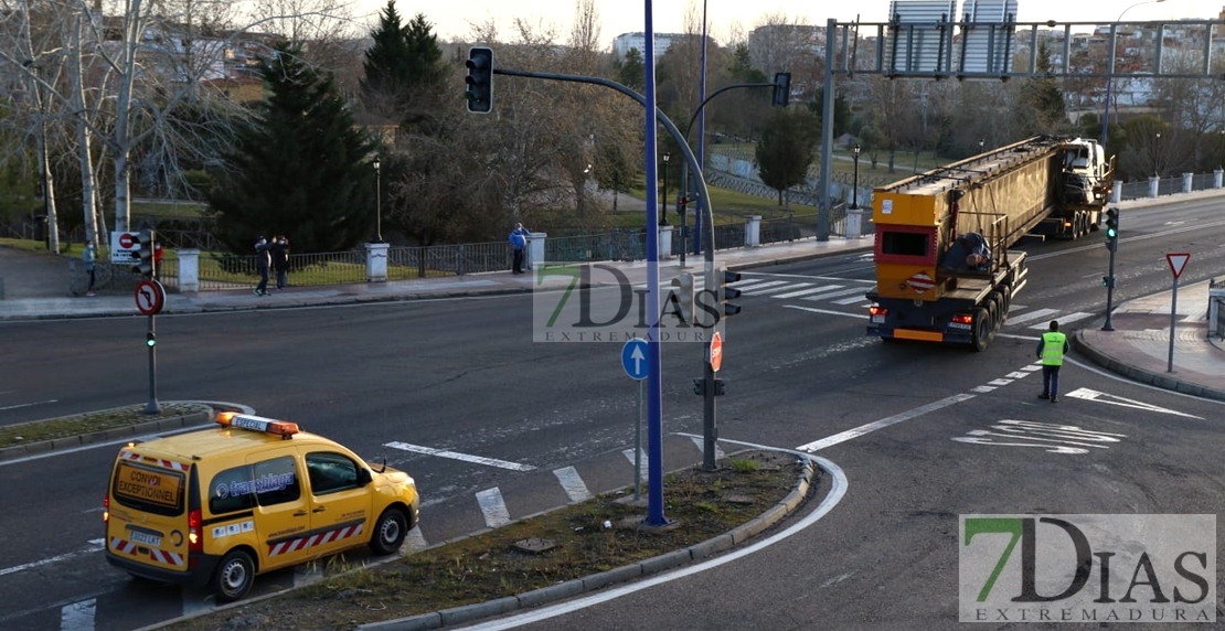 Dos transportes especiales quedan atascados en medio de Badajoz