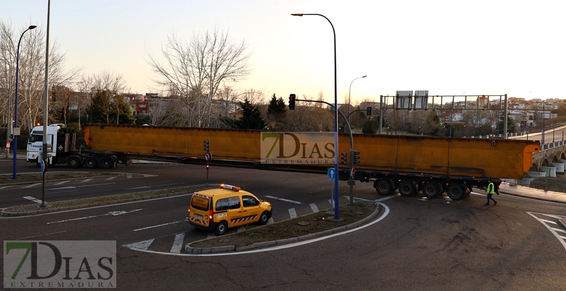 Dos transportes especiales quedan atascados en medio de Badajoz