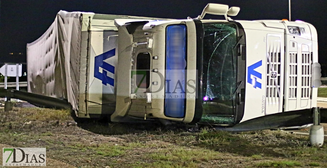 Vuelca un tráiler a la entrada de Mérida por la EX-209