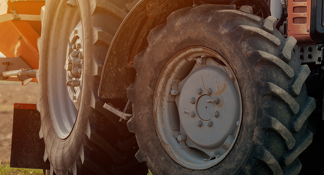 Un joven grave tras volcar un tractor en una finca extremeña