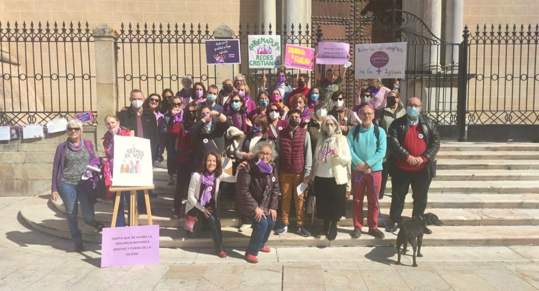 Concentración a las puertas de la Catedral de Badajoz para reivindicar el papel de la mujer en la Iglesia