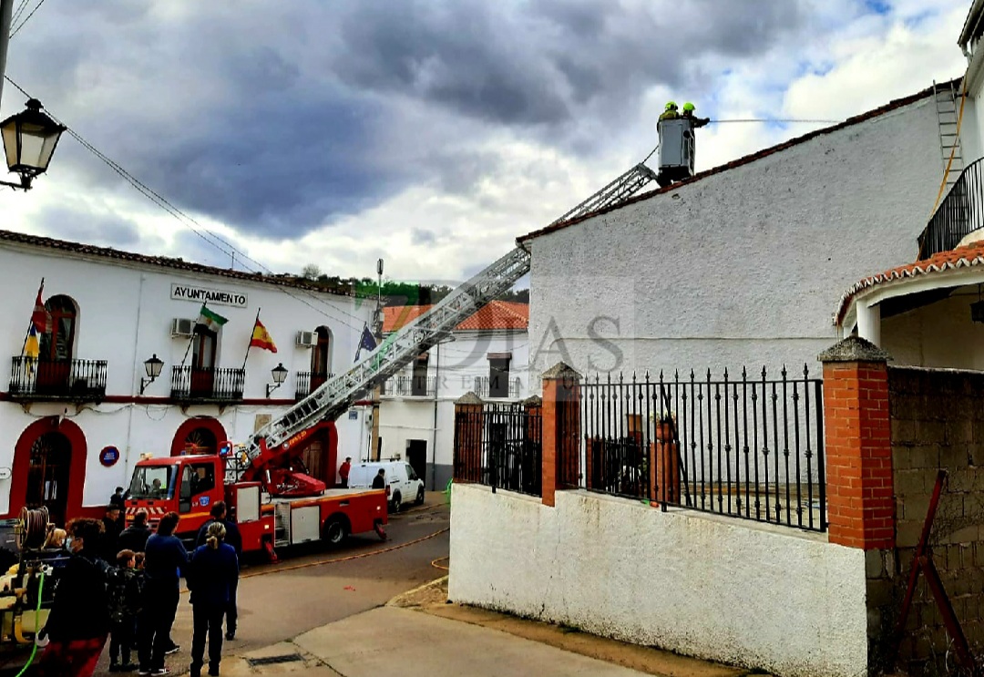 Incendio en una vivienda de Cañamero (CC) por una chimenea
