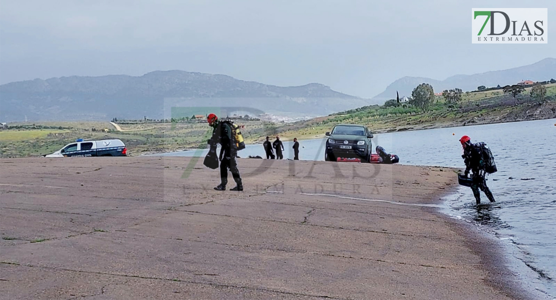 Guardias Civiles y Guardias Reales realizan prácticas subacuáticas en el embalse de Orellana (BA)