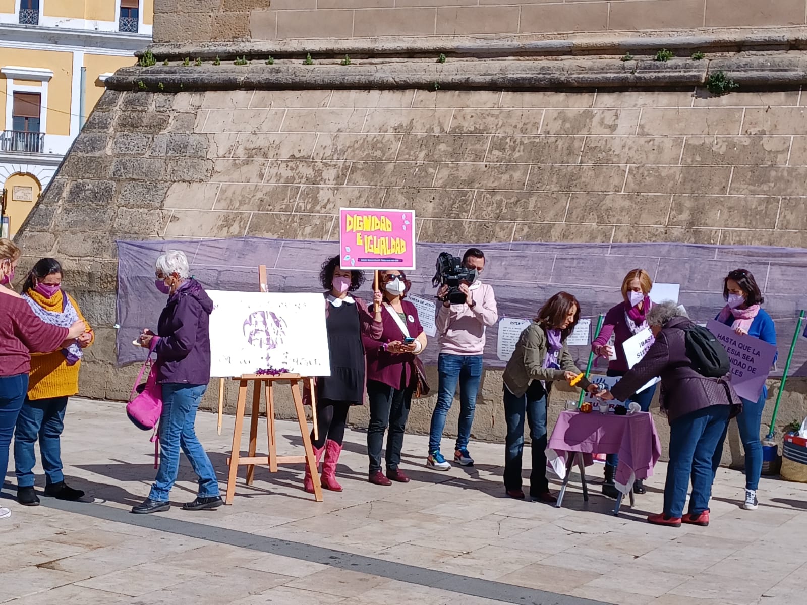 Concentración a las puertas de la Catedral de Badajoz para reivindicar el papel de la mujer en la Iglesia