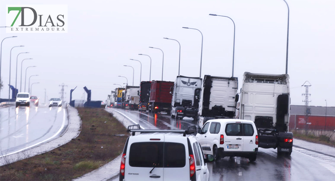 Nueva jornada de huelga: camiones y tractores cruzan Badajoz