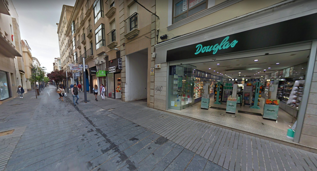 Trabajadores de perfumerías Douglas a la huelga en Extremadura: &quot;Han dejado morir las tiendas&quot;