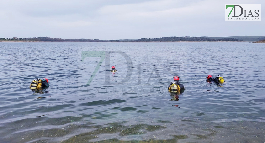 Guardias Civiles y Guardias Reales realizan prácticas subacuáticas en el embalse de Orellana (BA)