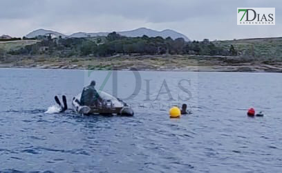 Guardias Civiles y Guardias Reales realizan prácticas subacuáticas en el embalse de Orellana (BA)