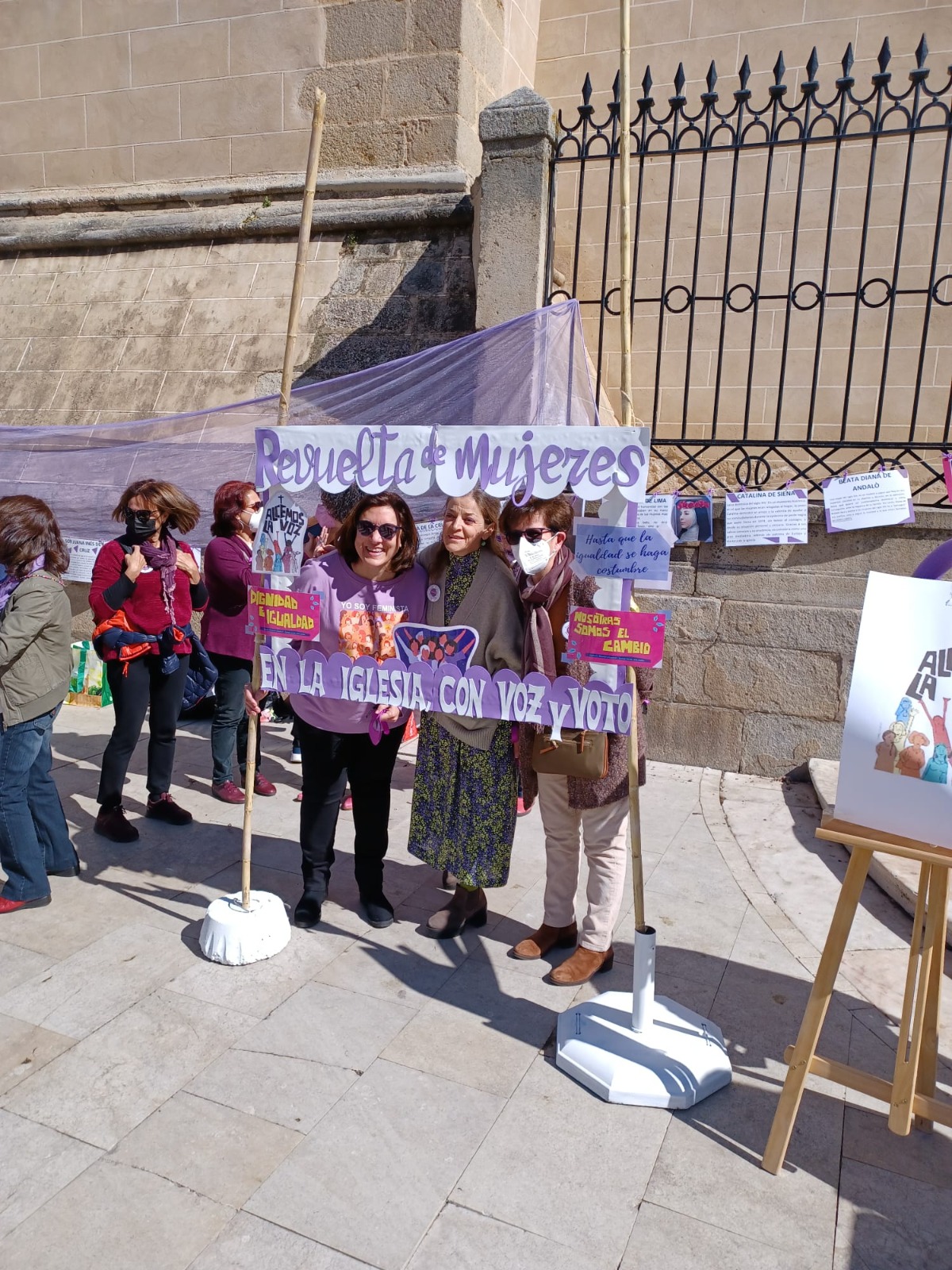 Concentración a las puertas de la Catedral de Badajoz para reivindicar el papel de la mujer en la Iglesia