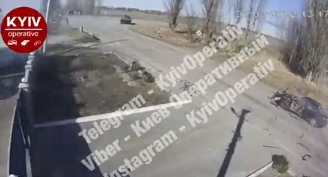 Impactante vídeo de un tanque ruso acribillando a dos ancianos ucranianos que iban en coche