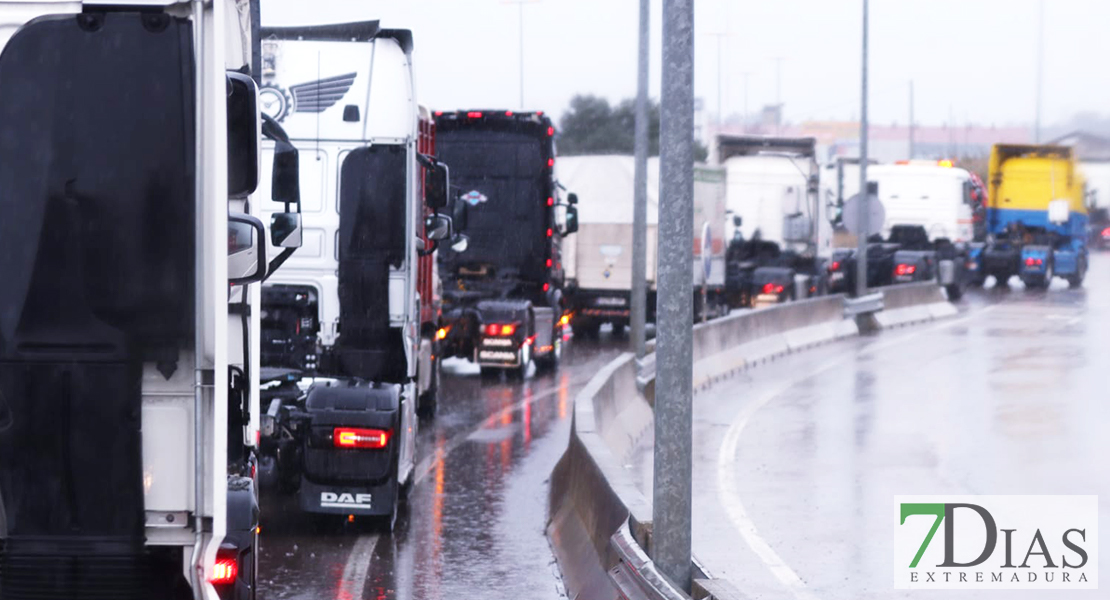 Nueva jornada de huelga: camiones y tractores cruzan Badajoz