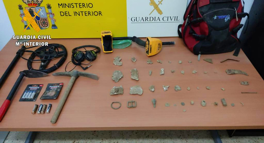 Encuentran a dos extremeños con piezas arqueológicas y un detector de metales en el coche