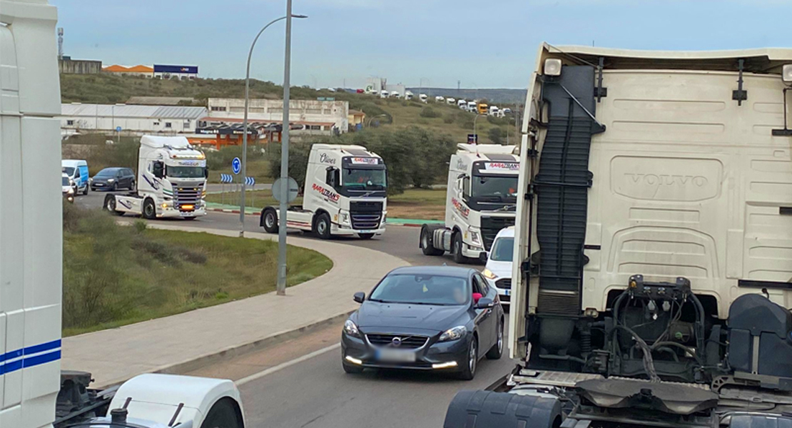 VÍDEO - Los transportistas se movilizan en Mérida y dificultan el tráfico en la autovía