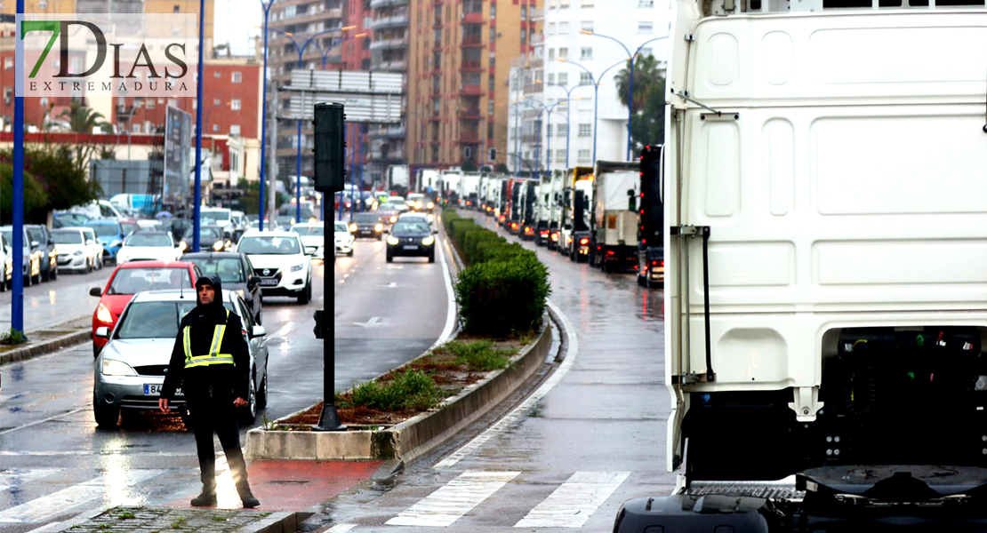 Nueva jornada de huelga: camiones y tractores cruzan Badajoz