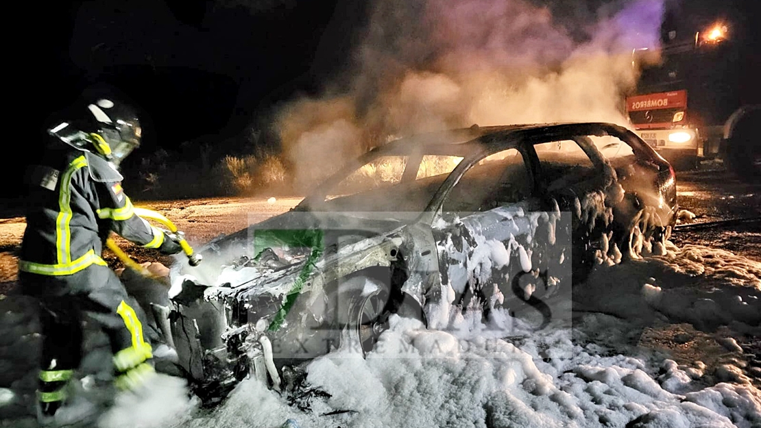 Un turismo sale ardiendo mientras circulaba por la EX - 302