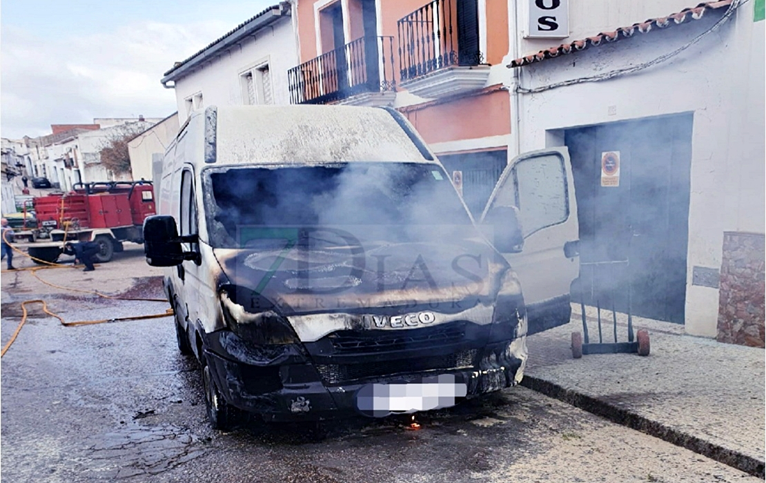 Incendio de vehículo en Villanueva del Fresno (Badajoz)