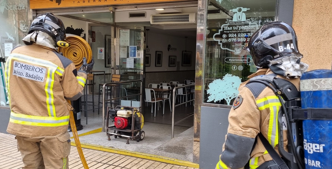 Los bomberos trabajan en un incendio en unrestaurante del centro de Badajoz