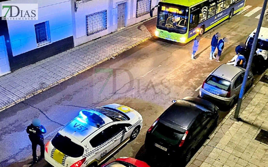 Una conductora de la línea 18 socorre al conductor de un patinete eléctrico en Badajoz