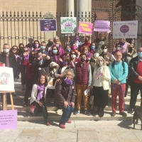 Concentración a las puertas de la Catedral de Badajoz para reivindicar el papel de la mujer en la Iglesia