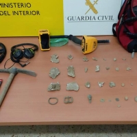 Encuentran a dos extremeños con piezas arqueológicas y un detector de metales en el coche