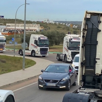 VÍDEO - Los transportistas se movilizan en Mérida y dificultan el tráfico en la autovía