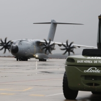 Llega a España un avión con 25 niños ucranianos enfermos de cáncer y sus familias
