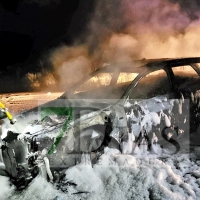 Un turismo sale ardiendo mientras circulaba por la EX - 302