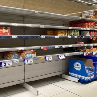 Duras críticas a que el Gobierno permita el racionamiento en los supermercados