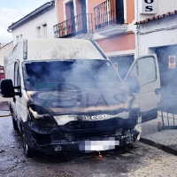 Incendio de vehículo en Villanueva del Fresno (Badajoz)