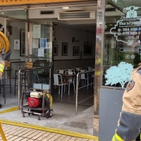 Los bomberos trabajan en un incendio en un restaurante del centro de Badajoz