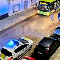 Una conductora de la línea 18 socorre al conductor de un patinete eléctrico en Badajoz