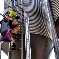 Bomberos del CPEI rescatan a un trabajador del interior de un silo