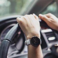 Las mujeres conducen mejor que los hombres: un estudio tumba el mito