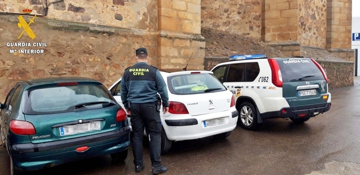 Tras la denuncia de los vecinos lo detiene por robar en vehículos y una vivienda en Guareña