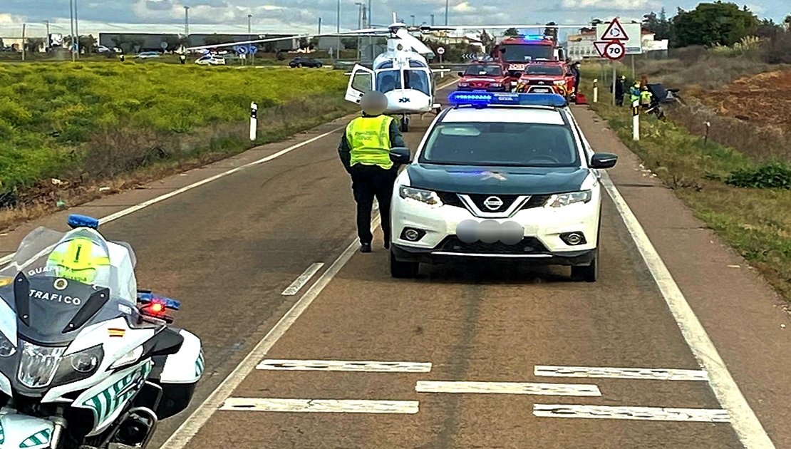 Rescatan a una persona tras accidentarse en la EX-105
