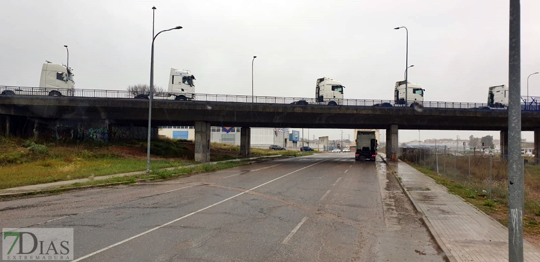 Nueva jornada de huelga: camiones y tractores cruzan Badajoz