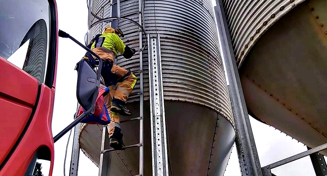 Bomberos del CPEI rescatan a un trabajador del interior de un silo