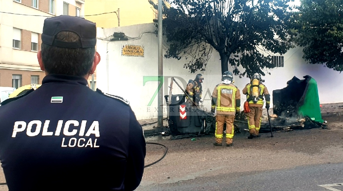 Arde un Punto Limpio en la barriada de San Roque (Badajoz)