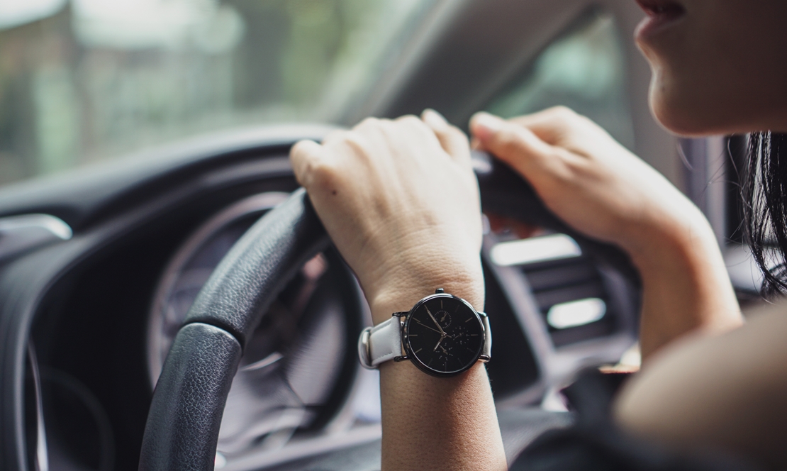 Las mujeres conducen mejor que los hombres: un estudio tumba el mito
