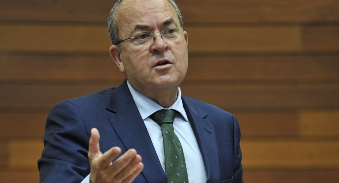 Vara rechaza la bajada de impuestos propuesta por Monago en la Asamblea