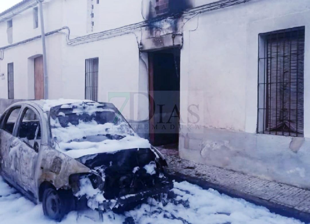Una casa afectada por el incendio de un coche en Fuenlabrada de Los Montes (BA)