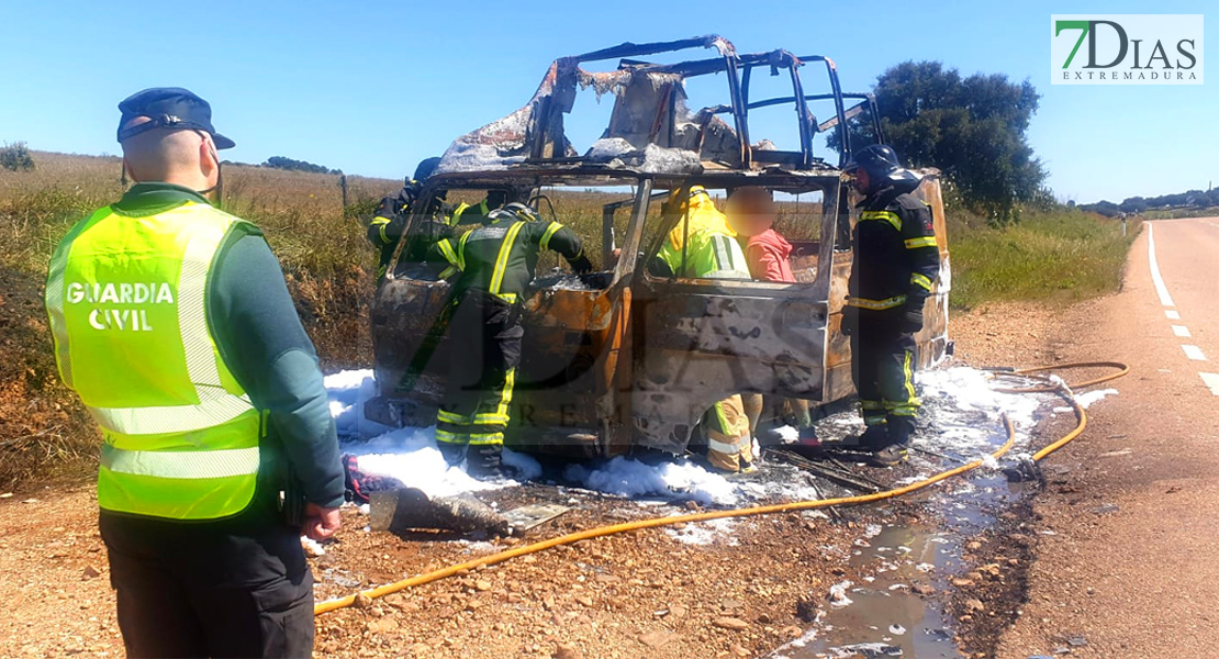 Un incendio calcina un vehículo en la EX-110 (BA)