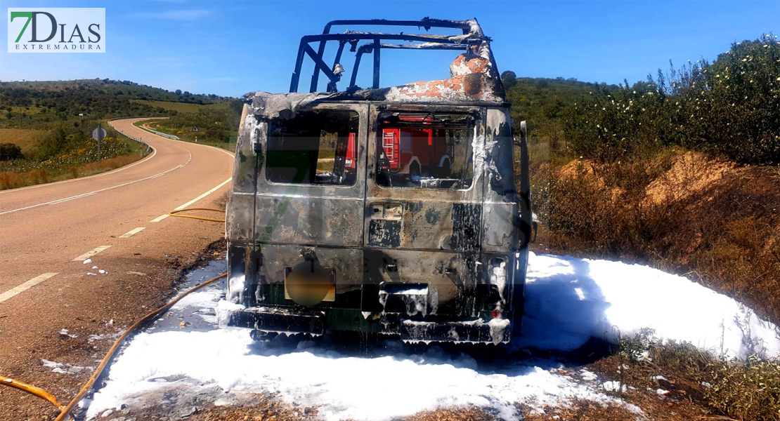 Un incendio calcina un vehículo en la EX-110 (BA)