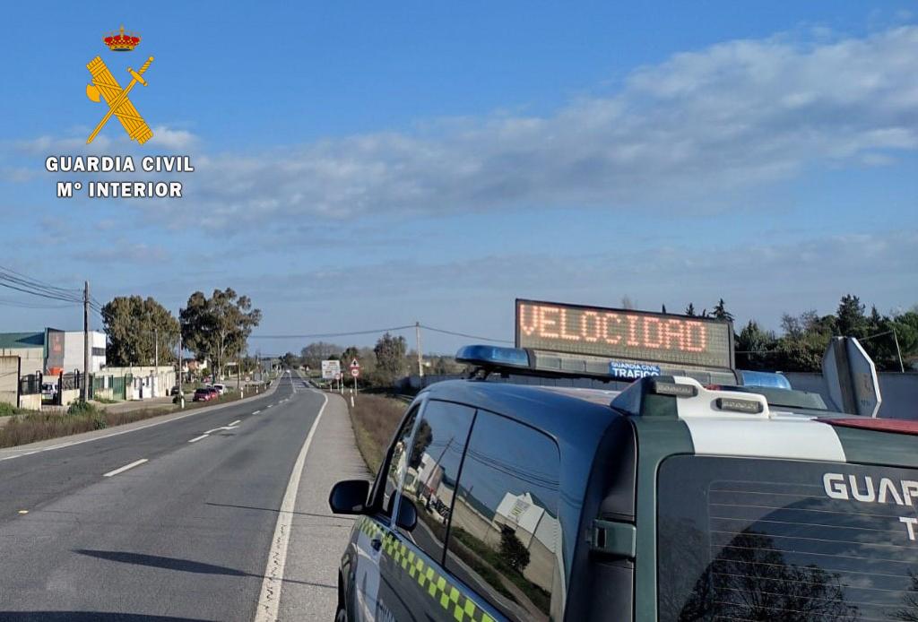 Un joven conduce a 175 km/h por la EX-203