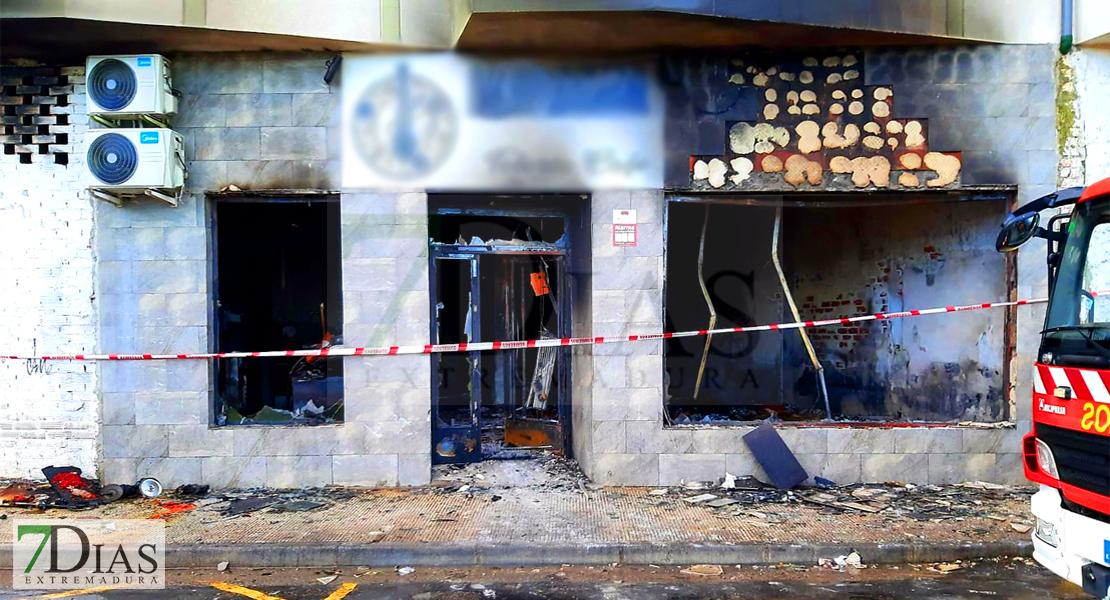Desalojan un edificio de Navalmoral de la Mata por un aparatoso incendio en un local