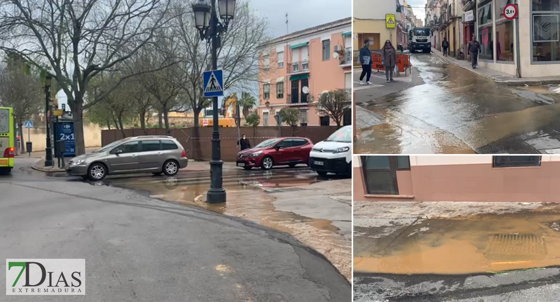Rotura de una acometida en las obras de la calle Santa Lucía (Badajoz)