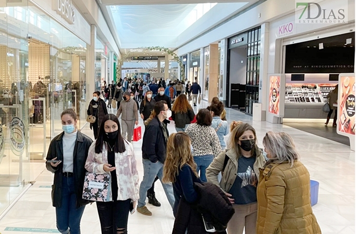 Reyerta en una tienda del Centro Comercial El Faro